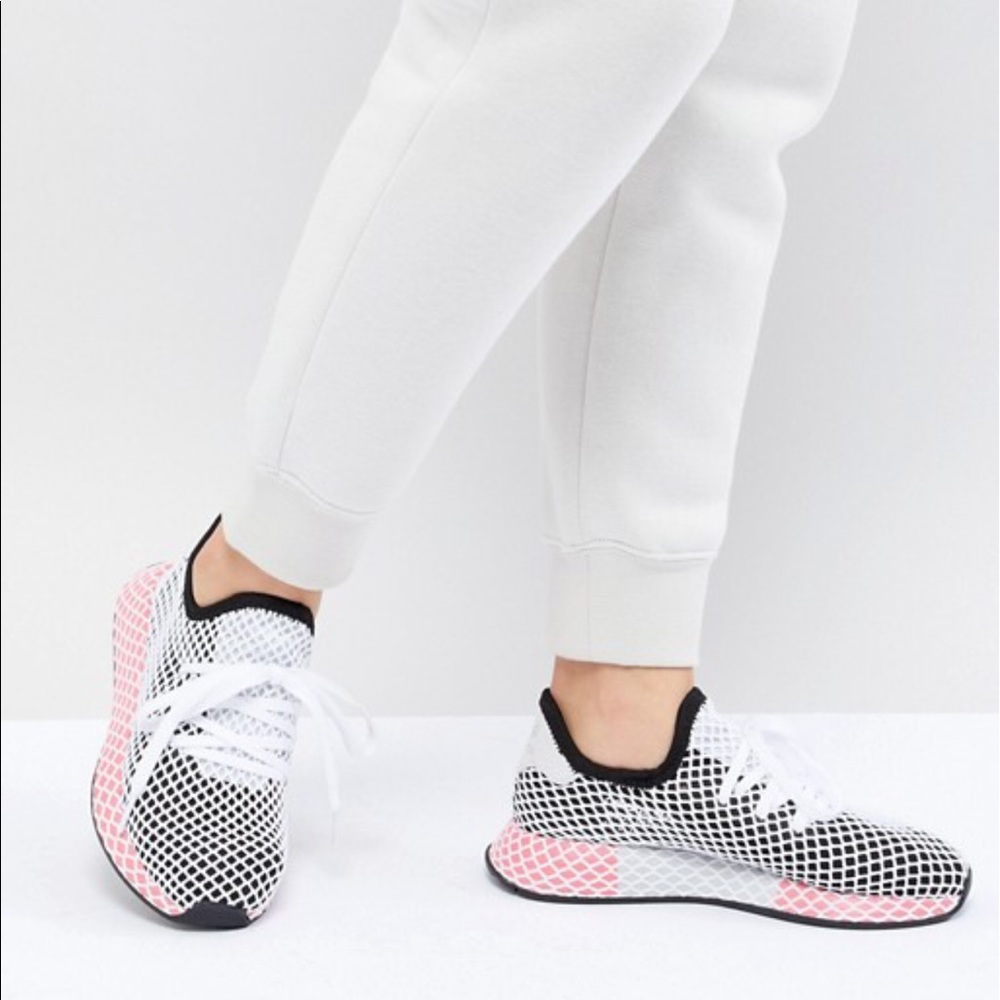 Nike DEERUPT RUNNER SHOES Size 6